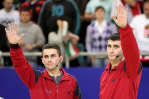 Cuplul Nenad Nikolici şi Dusan Stojkovici arbitreaza partida de la Veszprem